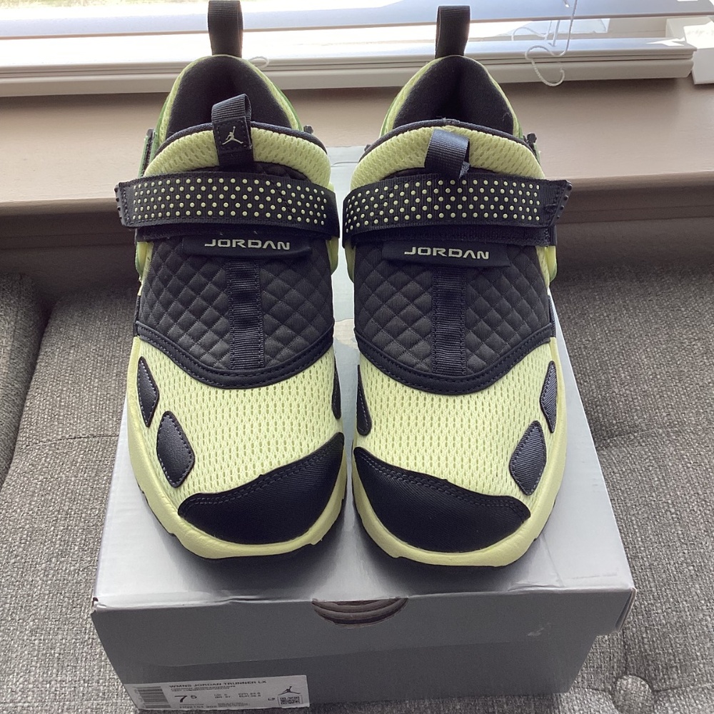 Jordan Trunner LX Sneaker (Women) 7.5M - Picture 7 of 13